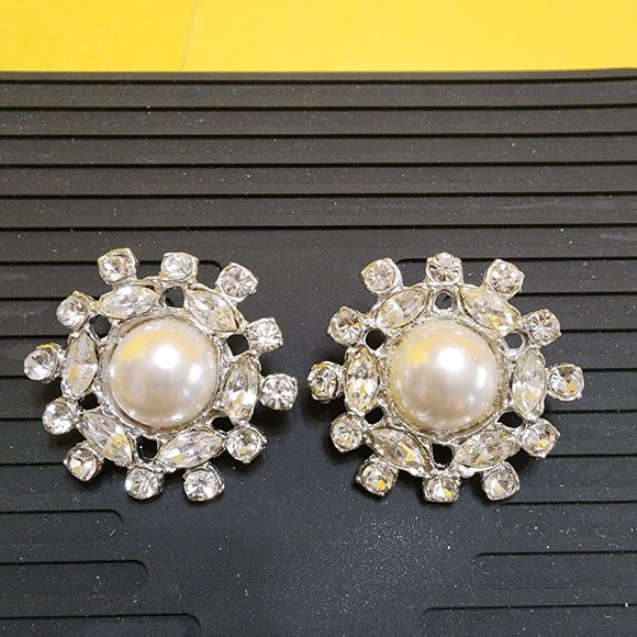 5 matching Vintage clear Rhinestone and Faux Pearl Buttons w shank silver tone - Picture 8 of 10